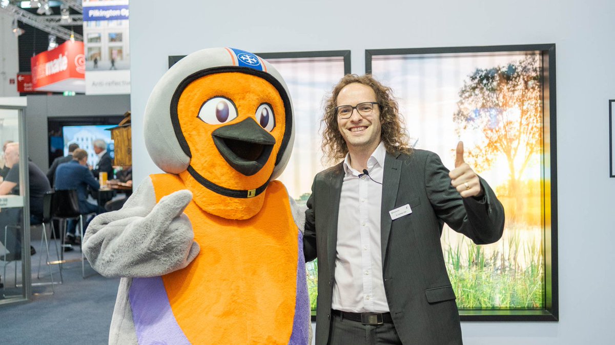 Pilkington_DE's tweet photo. 𝗥𝗼𝗯𝗶𝗻 &amp; 𝗗𝗿. 𝗘 - ein unschlagbares Team gegen Vogelschlag an Glas - mehr Infos unter https://t.co/yXyHb98U7q #birdsafe #vogelschutzglas #vogelschutz #sempach #bund #nabu #avisafe https://t.co/HLe4oLhdWE