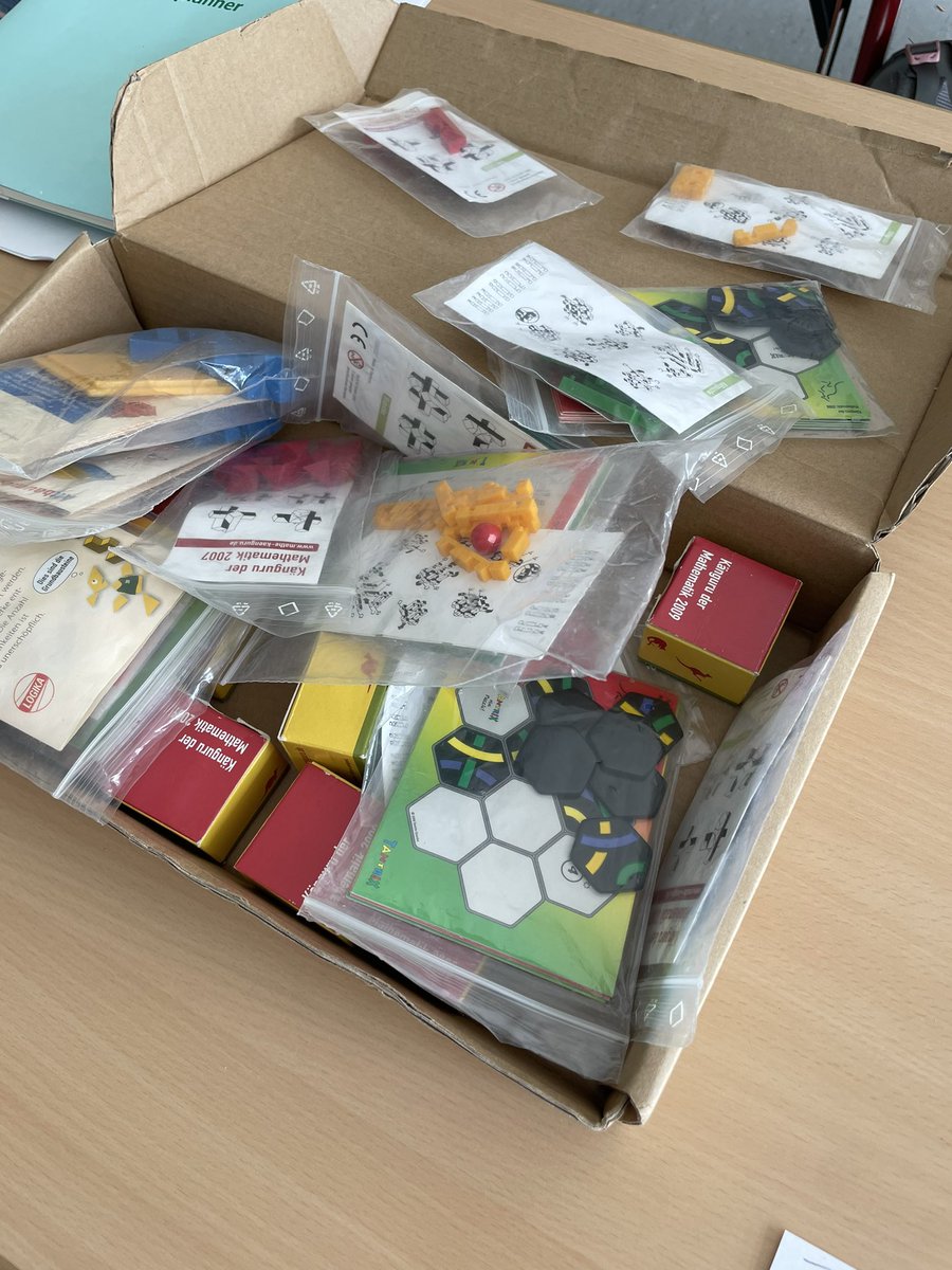 #wowdw #twlz #mathe immer wieder aufs Neue motivierend: Geschenk-Spiele von @kaenguru_wettbewerb / mathe-kaenguru.de/index.html Sammlung nach vielen Jahren nehme ich immer wieder mit in Vertretungsstunden und „Konzentrationsphasen“. Ausprobieren, Kommunizieren, Neudenken, Erfolg,… 👍