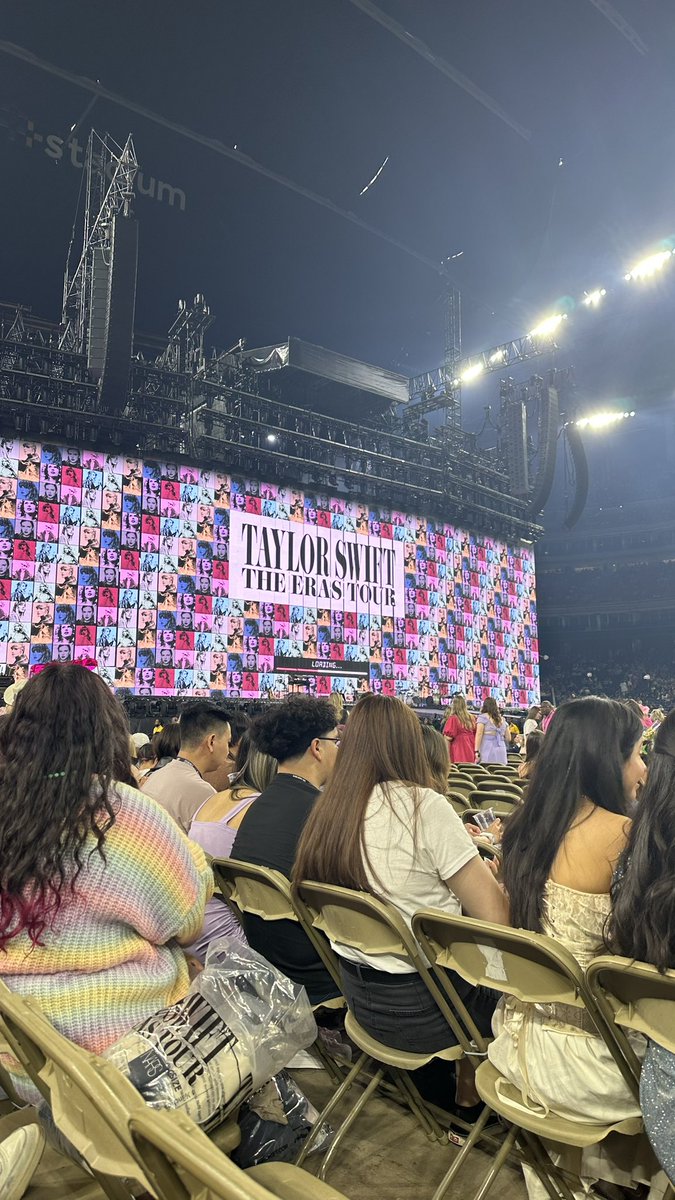 jadoretseternal's tweet photo. after 3,242 days I finally saw @taylorswift13 again 😭 undoubtedly, the most spectacular and remarkable 3 hours of my life. 🫶🏼#HoustonTSTheErasTour https://t.co/xFFft3Wkty