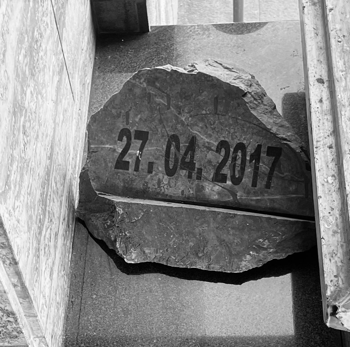 27 Nisan ülkemizin otokrasi ve demokrasi arasında yol ayrımına girdiği tarihtir. 27 Nisan Meclis baskınını, kin ve nefret kusan teröristleri, sivil görünümlü polis ve militanları, işkenceleri ve sabaha kadar rehin tutulduğumuz o uzun geceyi unutmam mümkün değil. Unutulmamalı!