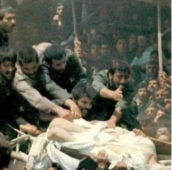 Uzaktan_Gelen__'s tweet photo. İran 1989 Humeyni'nin cenazesi.

İzdihamdan 8 kişi öldü, 11 bin kişi yaralandı. 

"Kefeninden bir parça alırsam cennetten bir arazi alırım" diyen müminler kefeni parçaladı. 

En son, anadan doğma halde cenaze yere düştü. https://t.co/7ADw8wCtSn