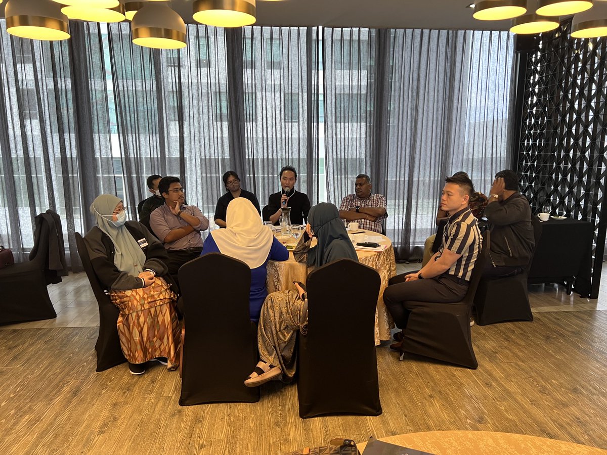 MatSouthwell's tweet photo. Participants on @UNODC_HIV @UNAIDS #MACare Stimulants and HIV course in Malaysia discuss and feedback on application of online outreach with people who use stimulant drugs @Coactteam #peerworks https://t.co/Ir6hCveHGQ