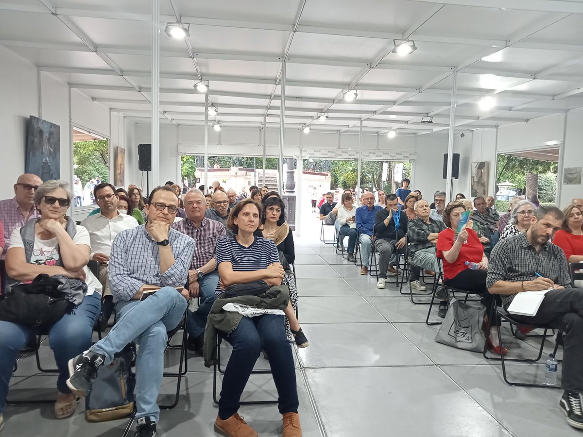 EditoraEx's tweet photo. La carpa de la Feria del libro de Cáceres llena para escuchar a Tente Garrido, Victoria Pelayo Rapado y Óscar Jiménez Moriano. 
Y qué buen rato pasamos.

@JuntaEx_Cultura https://t.co/mAumeDL7Kj