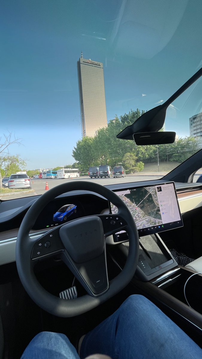 hohocho's tweet photo. Model X at Yeouido! #63Building @tesla @OfficialTeslakr @Tesla_Asia https://t.co/BGhtek2RfJ