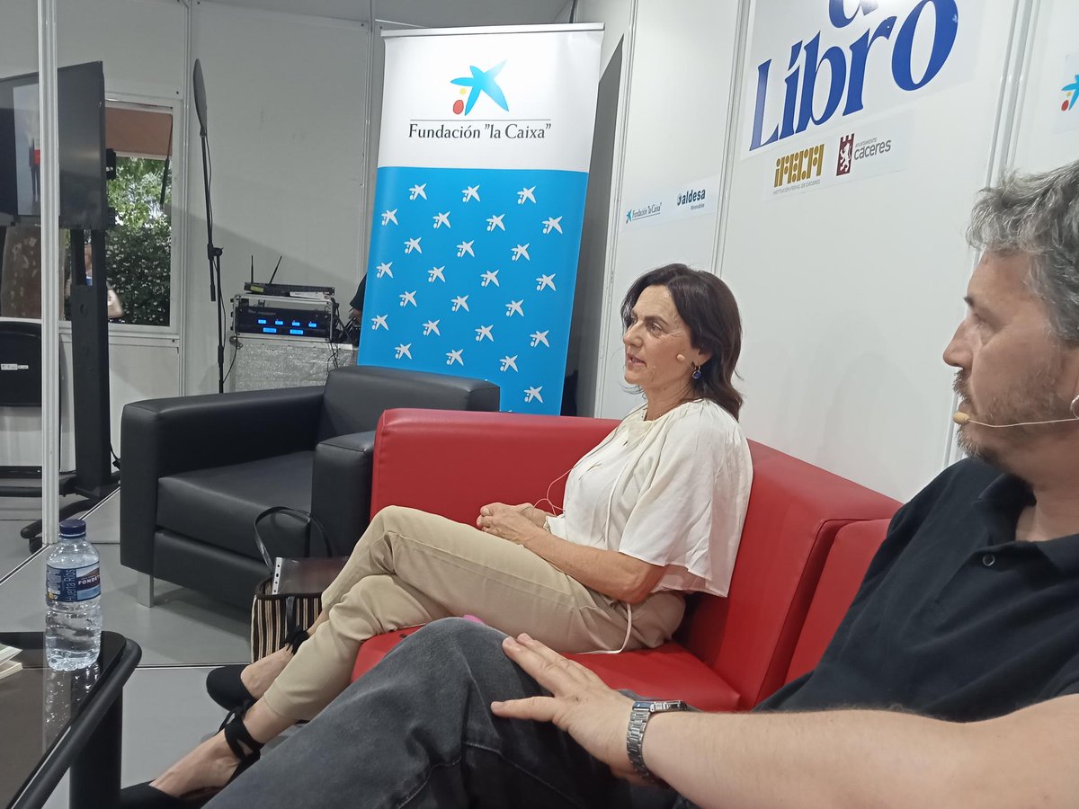EditoraEx's tweet photo. La carpa de la Feria del libro de Cáceres llena para escuchar a Tente Garrido, Victoria Pelayo Rapado y Óscar Jiménez Moriano. 
Y qué buen rato pasamos.

@JuntaEx_Cultura https://t.co/mAumeDL7Kj