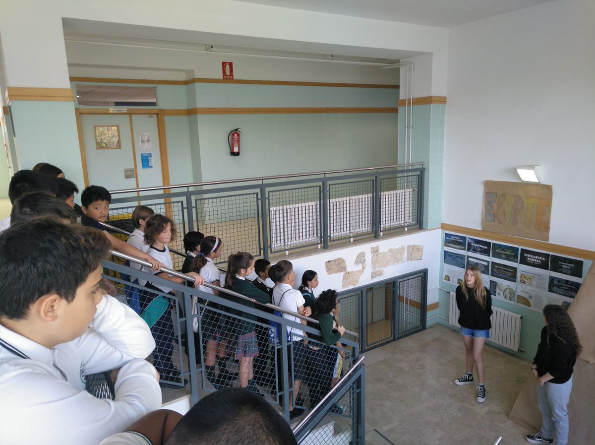 A <a href="/IesFSL/">IES Font de Sant Lluís</a> hem  rebut la visita de l'alumnat de 6é de Primària de les escoles adscrites. Us hi esperem a setembre amb els braços oberts!
Férem un taller de confecció de clauers  i un taller d'observació de microorganismes i muntatge de les parts del cos humà.