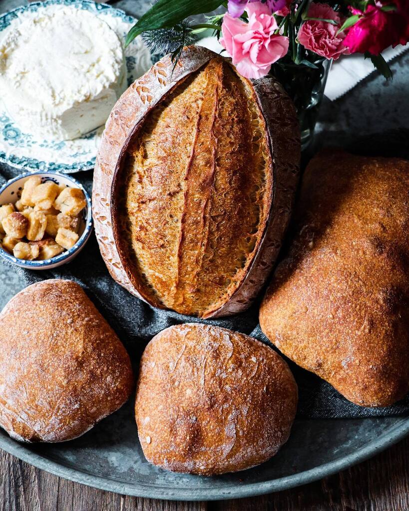 coolinariblog's tweet photo. Domáci chlieb, domáci kváskový syr, domáce škvarky, domáca kvásková ciabatta a domáce dačo z kvásku. Čo z toho by ste si dali?

#coolinari #foodblog #sourdoughbread #sourdough #cheese #syr #chlieb #bread #jednoducho #chutne https://t.co/9F3FQXz5v3 https://t.co/D3iqHfiVSN