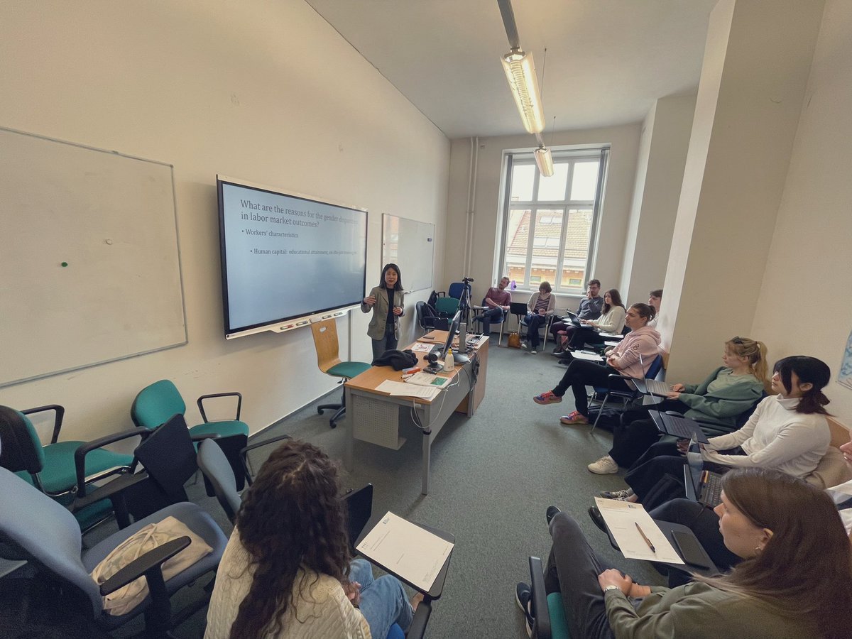 CJVMU's tweet photo. Teaching Practice Week is in full swing at @MasarykUni! Our fellows from @EUI_MWProgramme are covering so many interesting  topics such as digital monopolies and competition law, gender roles and parenthood or war crimes on women and human trafficking. #TPW_Brno2023 https://t.co/aB3hR8ckh4