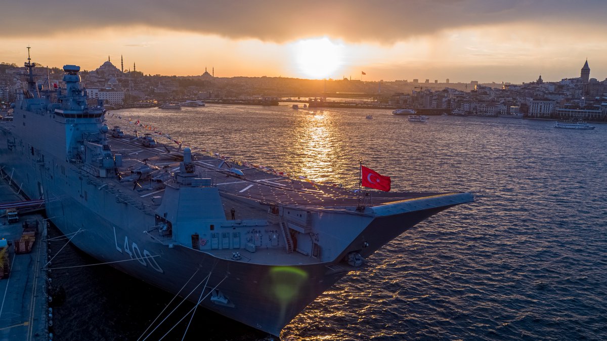 TCG ANADOLU, heybeti ve güzelliğiyle tarihî yarımadaya eşlik ediyor. 

Dünyanın en güzel manzarası…

#MillîSavunmaBakanlığı