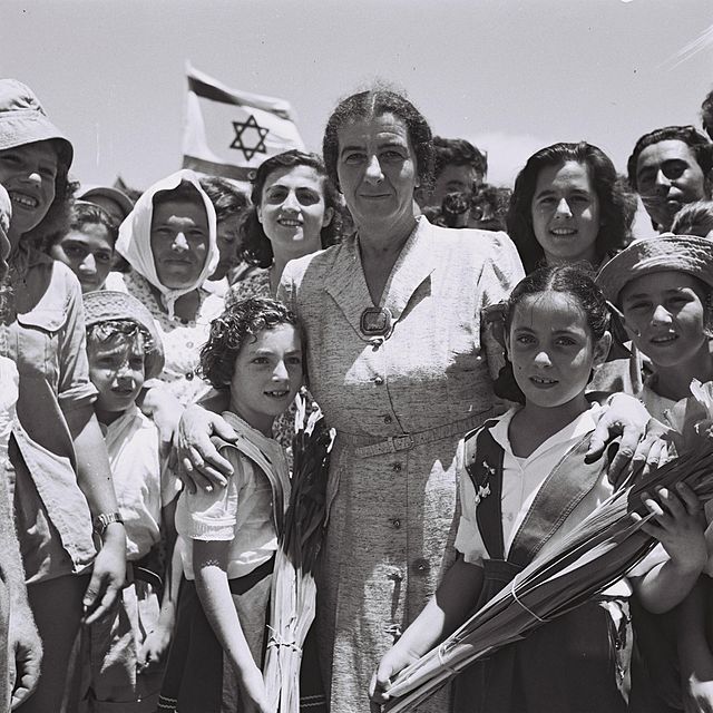 cjm_es's tweet photo. Dicen que los judíos somos un pueblo optimista; ya escribió Golda Meir que “el pesimismo es un lujo que un judío nunca se puede permitir”. Nos viene a la memoria ese viejo proverbio yiddish que dice: “incluso recibir una patada en el trasero nos hace dar un salto hacia adelante”. https://t.co/jXT0sxjTll