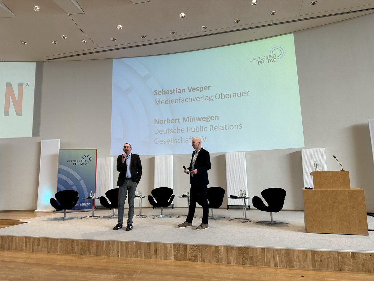 schindera's tweet photo. Los geht’s! „Wenn wir sind, was wir sagen…“ danke für die andere Perspektive zum Thema Sprache und die Aufgabenbeschreibung einer Sensitivity Readerin. Viviane Medina sagt: „Wir bewegen uns in eine gute Richtung- langsam.“ #prtag23 https://t.co/czs7suXV1L