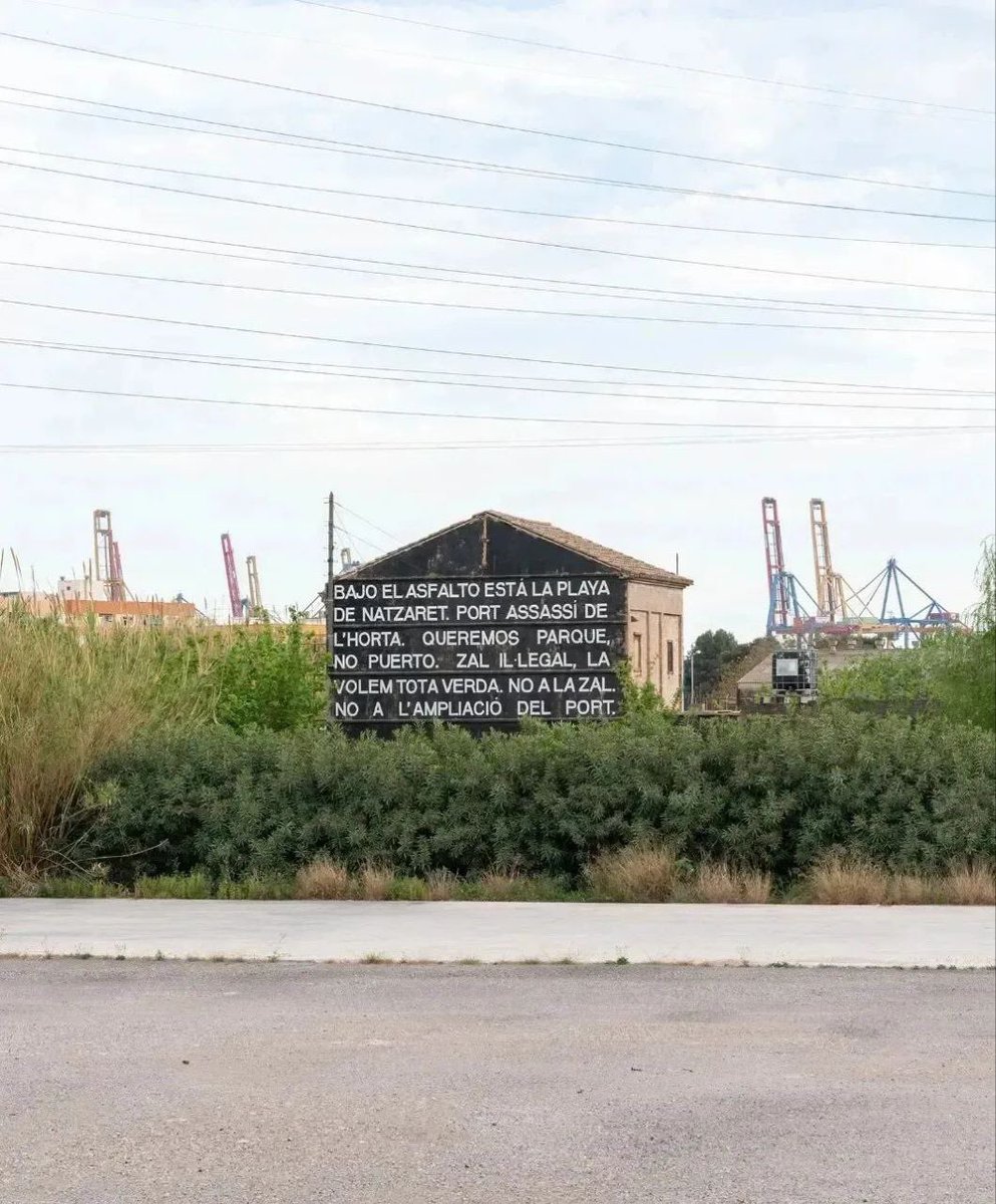 NoAmpliacioPort's tweet photo. "No ens cansarem"
La Punta, 2023

Mural d'@anaisflorin, artista i investigadora, vinculada a moviments en defensa del territori.

“No ens cansarem” recull una sèrie de lemes en contra del Port i la seva expansió, des dels anys 80 fins a l'actualitat, des de diferents lluites 
1/3 https://t.co/ou97WcnWps