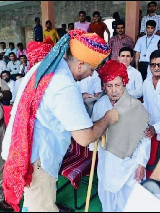 बायतु परिवार के हमारे वरिष्ठ नागरिक,स्वतंत्रता सेनानी,द्वितीय विश्वयुद्ध के योद्धा अमराराम जी चौधरी के आकस्मिक निधन की 
दुःखद सूचना मिली है,ईश्वर दिवंगत आत्मा को शांति एवं शोकाकुल परिजनों को यह वज्रपात सहन करने का सम्बल प्रदान करे।