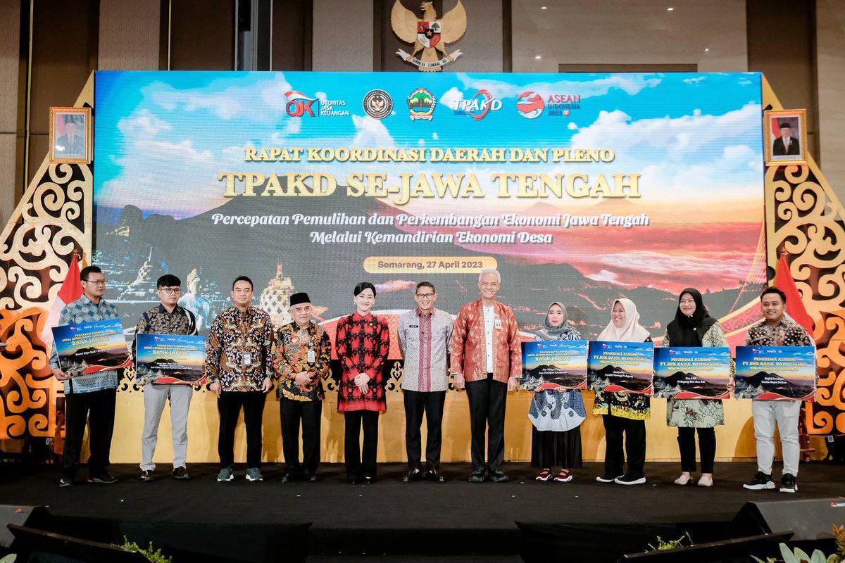 MEMBANGUN INDONESIA DARI DESA! 🇮🇩✨

Setibanya di Semarang, saya bersama Bapak Gubernur Jawa Tengah <a href="/ganjarpranowo/">Ganjar Pranowo</a> hadir dalam Rapat Koordinasi Daerah &amp; Tim Pleno Percepatan Akses Keuangan Se-Jawa Tengah yang diadakan oleh <a href="/ojkindonesia/">OJK Indonesia</a>.
