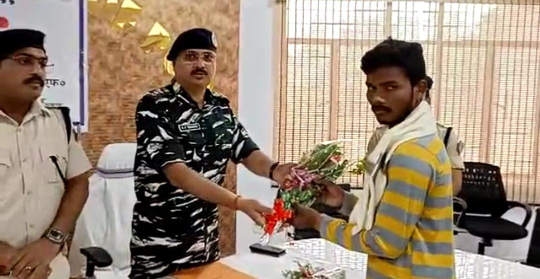 लातेहार में JJMP के एरिया कमांडर ने किया आत्मसमर्पण- JJMP area commander surrenders in Latehar