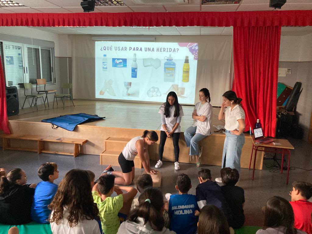 CeipBernal's tweet photo. 5º curso aprende a salvar vidas en un taller de primeros auxilios. #firstaids #wellbeing #primerosauxilios https://t.co/lO5fN6ylq5