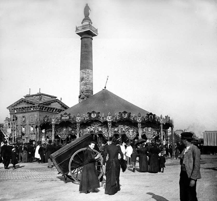 [PHOTO DU JOUR] #Photodujour
Paris XIIème arr., la Foire au pain d'épices, place de la Nation, vers 1890.
© Léon &amp; Lévy / Roger-Viollet