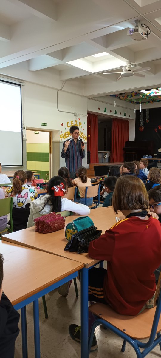 smart_mountains's tweet photo. 👨‍🏫 El martes pusimos el broche final a nuestro ciclo de charlas en el CEIP Fuentenueva de la mano de Domingo Alcaraz.

🛰️ Hablamos sobre satélites, sensores, drones y de cómo las nuevas tecnologías pueden ayudarnos a entender la #biodiversidad.

🎨¡Listos para la siguiente fase! https://t.co/5KrlWVT1Gz