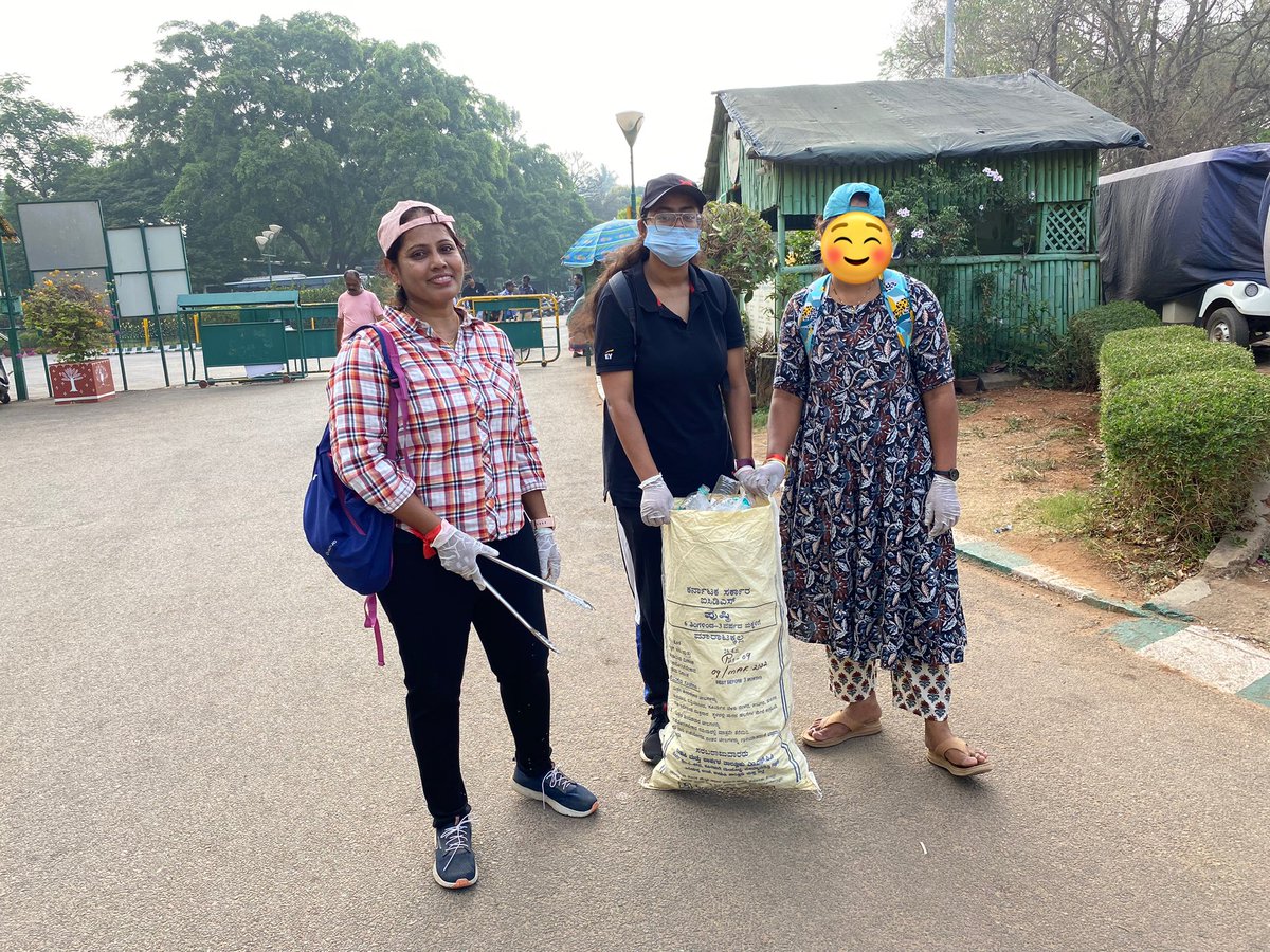 Malli_official's tweet photo. லால்பாக்கில் குப்பை பொறுக்கினாத்தான் சோறுனுட்டாங்க 😬
இன்னைக்கு காலை 7.30 மணிக்கு லாலாபாக்கில் ஃப்ரண்ட்ஸ் கூட சேர்ந்து 3 மூட்டை குப்பை பொறுக்கும்போது..😂
#volunteering #lalbagh https://t.co/sCtQcemYX7