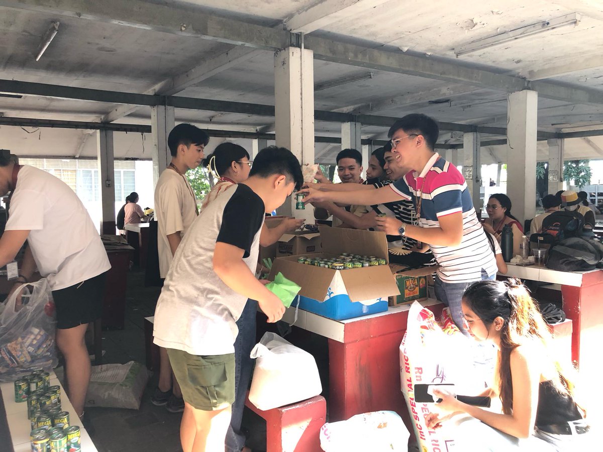 tkstamesa's tweet photo. TINGNAN: Kasalukuyang naghahanda ng mga relief packs ang mga volunteer ng Tulong Kabataan - Sta. Mesa para sa darating na I-TOnDo Natin 'To DRRM Program sa Parola, Tondo sa April 30. 

Maaari pang magpadala ng donasyon sa mga sumusunod na detalye. https://t.co/vWrFnf1duj