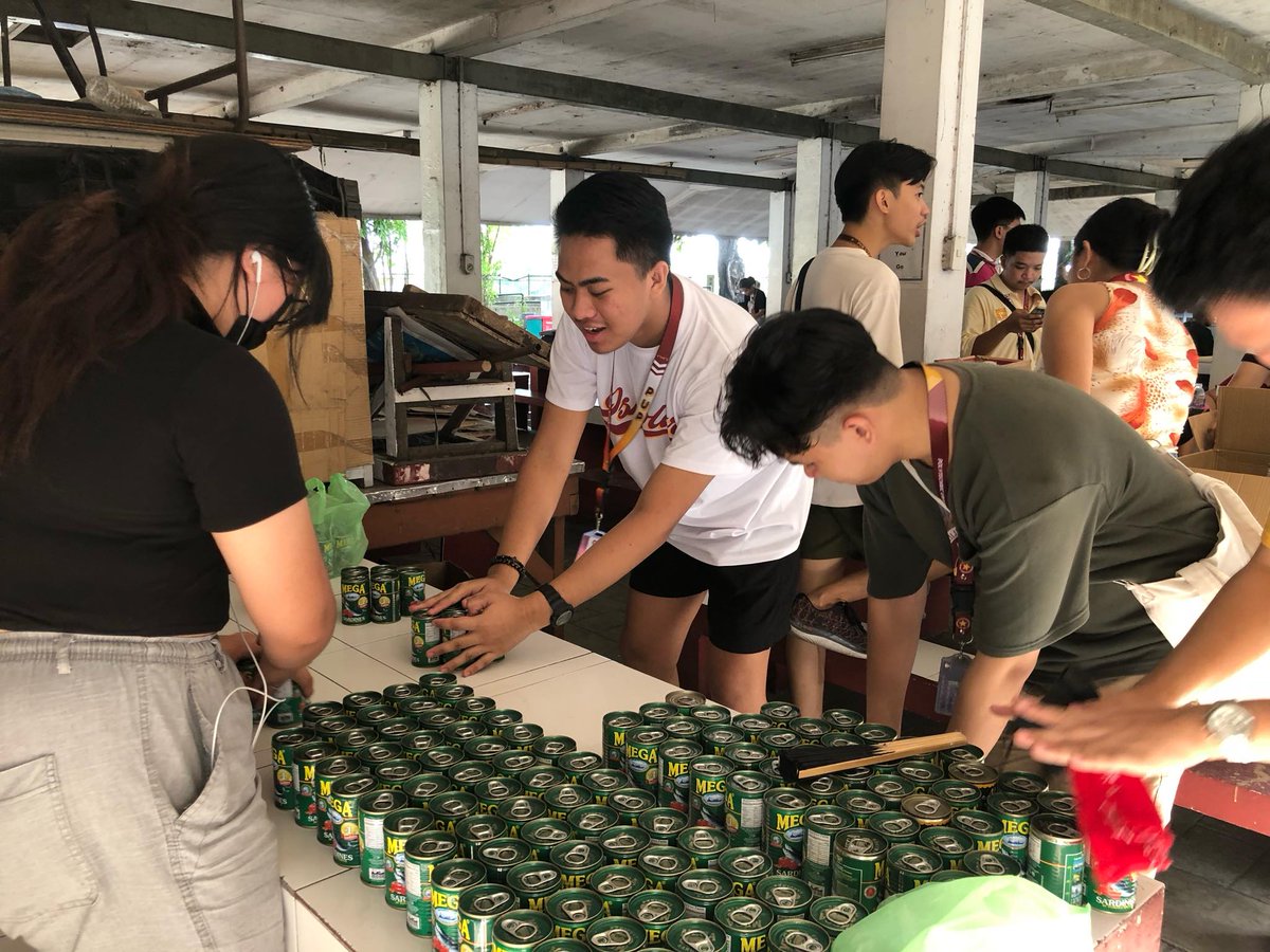 tkstamesa's tweet photo. TINGNAN: Kasalukuyang naghahanda ng mga relief packs ang mga volunteer ng Tulong Kabataan - Sta. Mesa para sa darating na I-TOnDo Natin 'To DRRM Program sa Parola, Tondo sa April 30. 

Maaari pang magpadala ng donasyon sa mga sumusunod na detalye. https://t.co/vWrFnf1duj