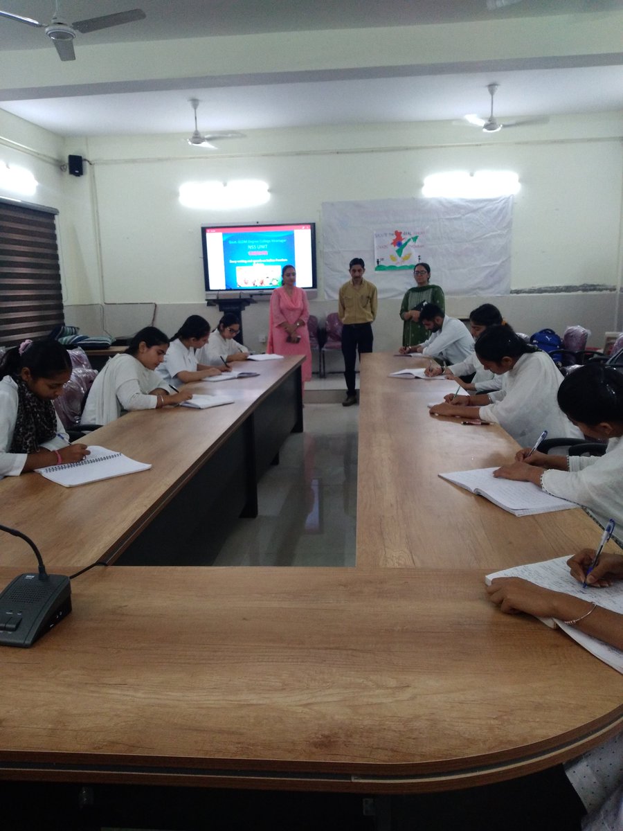 NssunitHgr's tweet photo. Day 3 of NSS special camp
@_NSSIndia unit of GLDM Degree College Hiranagar organised essay writing and lecture on Indian Freedom Fighters
@AmritMahotsav @NssrdD https://t.co/SbgXBkxFwZ