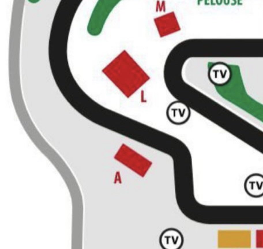 formula_pitstop's tweet photo. @Circuitcat_es Me estáis diciendo enserio que habéis puesto otra grada a poco más de un mes para la carrera desplazando la grada A, esto no se hace así, mucha gente pagó por una localización y una visión sin tener una grada a su derecha y encima estar más desplazados de la recta https://t.co/chMx6zshGK
