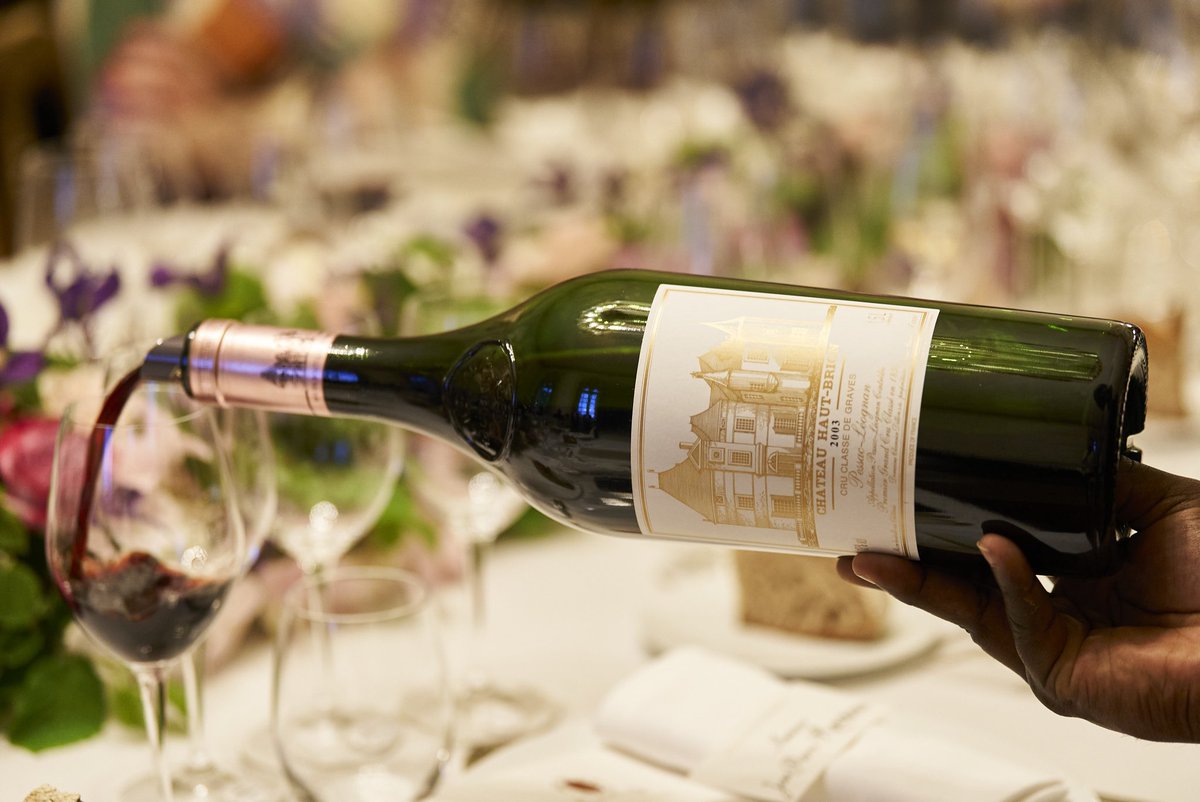 Le Dîner de l'Académie du Vin de Bordeaux, une Soirée Hors Normes offerte aux acheteurs &amp; journalistes, venus du monde entier pour les Primeurs : 64 vins de 1943 à 2013 (en passant par 53,73,83,93 et 03) et 4 premiers crus classés servis à table ! Quand Bordeaux rime avec Magie !