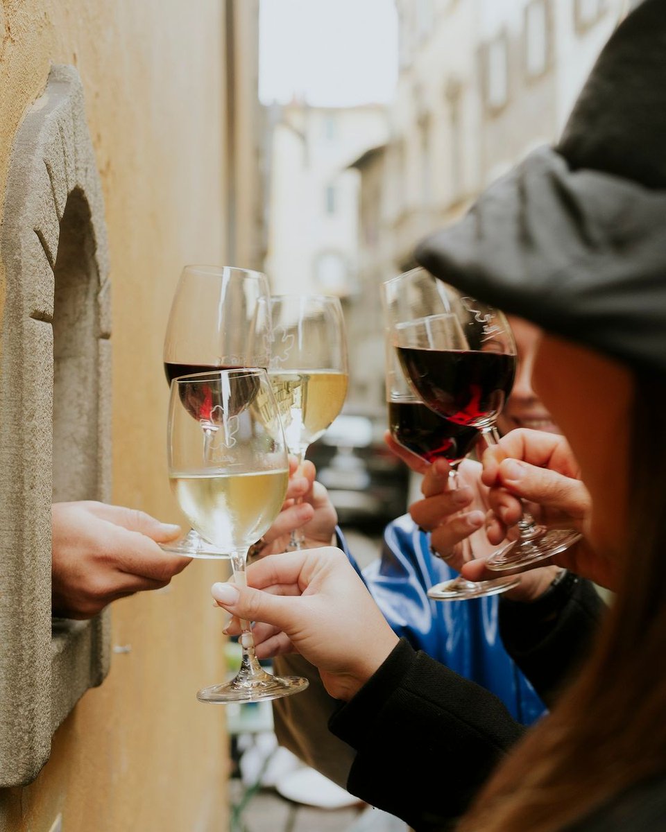 Les "Buchette del vino" sont d'anciennes petites fenêtres dans les bâtiments du centre de Florence. Aujourd'hui encore, on peut y boire un verre de vin. Tagger un amateur de vin

📍<a href="/feelflorenceoff/">Feel Florence</a> <a href="/VisitTuscany/">Visit Tuscany</a>

📷 IG babaefirenze

#LiveItalian #ilikeitaly #MadeinItaly