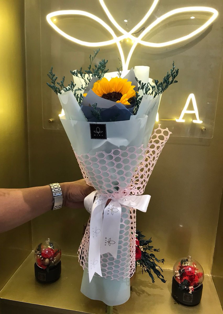 MIRALEFLEUR's tweet photo. dreamies, are you ready for TDS2 this weekend? 💚

we have this sunflower bouquet for only ₱250! (we can customize the wrappers to your liking) 🥰

DM to order!

⌗ wts lfb nct dream sunflower 
📍jupiter, makati https://t.co/x9VaLOI2Ie