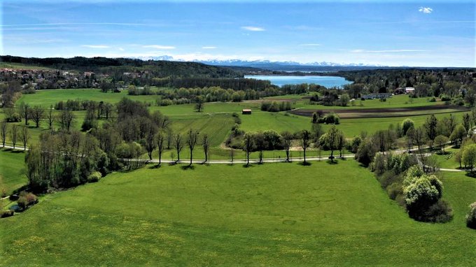 This view always makes me reminisce. Between the two lakes is a small stream that flows through a bog where we used to swim in the spring as children. Memories shaped by nature, priceless. Have a blessed rest of the day my beloved fellow inhabitants of planet Earth.❤️💙💚🌳🌲🍀💚