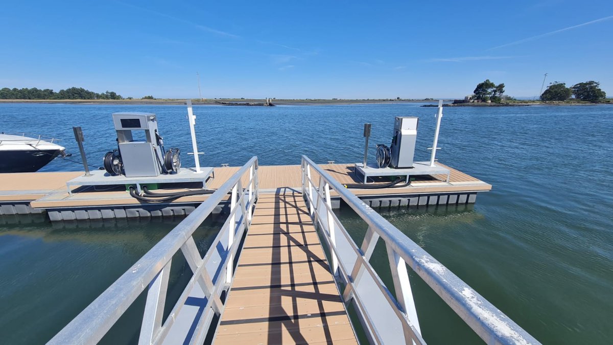 Today we show you a project in #Aveiro, #Portugal !

👉This is a #pontoon built at the Aveiro shipyard for ROM boats, featuring a fuel station and transit area.

From design to construction, every detail was carefully considered to ensure functionality and durability 💪