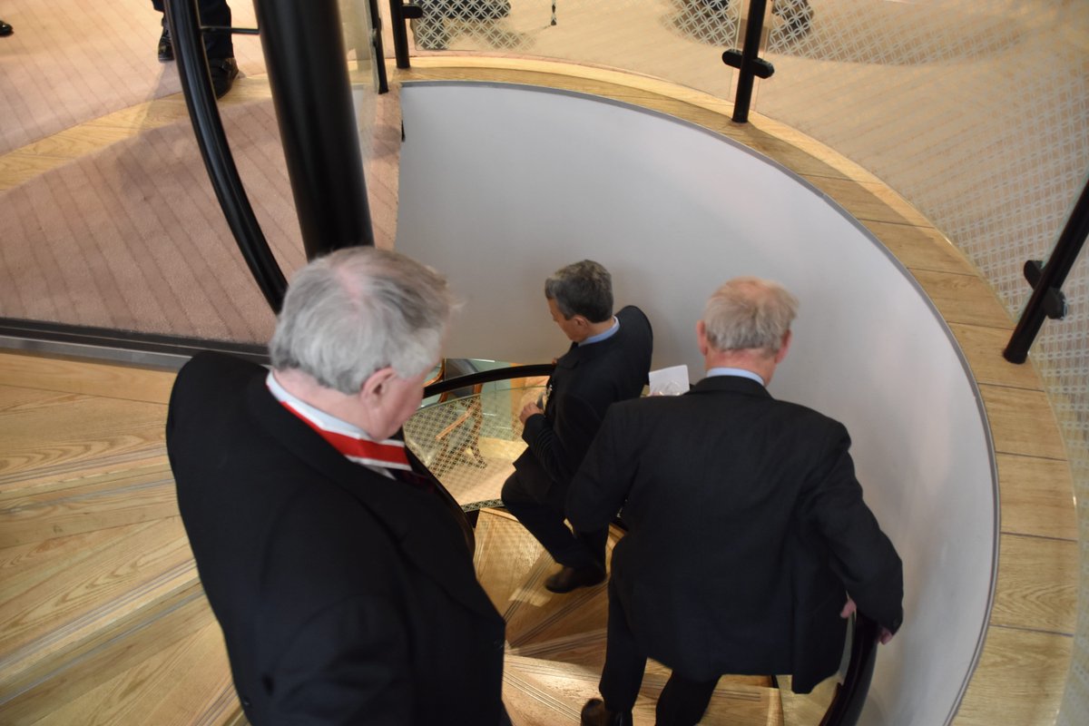 Proceed downstairs to our Great Hall and Meeting rooms via our grand spiral staircase or for step-free access, we also have a lift so all your guests are at ease. 

#liveryhall #barbican #farmers #londonevents #conferences #eventprofsuk #eventplanning #meetingroom #graysons