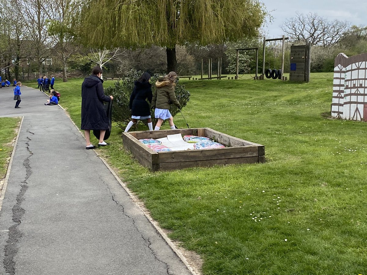 LRPSHutton's tweet photo. Keeping our school grounds clean #ecoteam #norubbish https://t.co/S2nhQ4SSGF