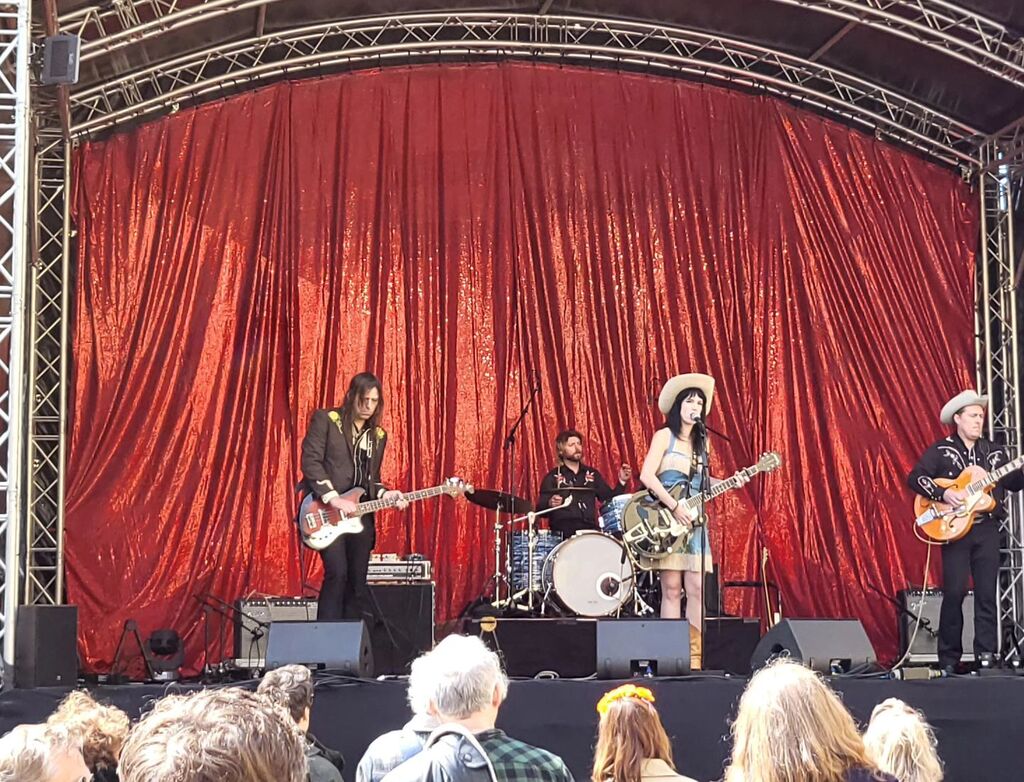 @jennydontandthespurs openen #deskoningsfest in @burgerweeshuis ❤️😊 instagr.am/p/CricJXqt0ap/