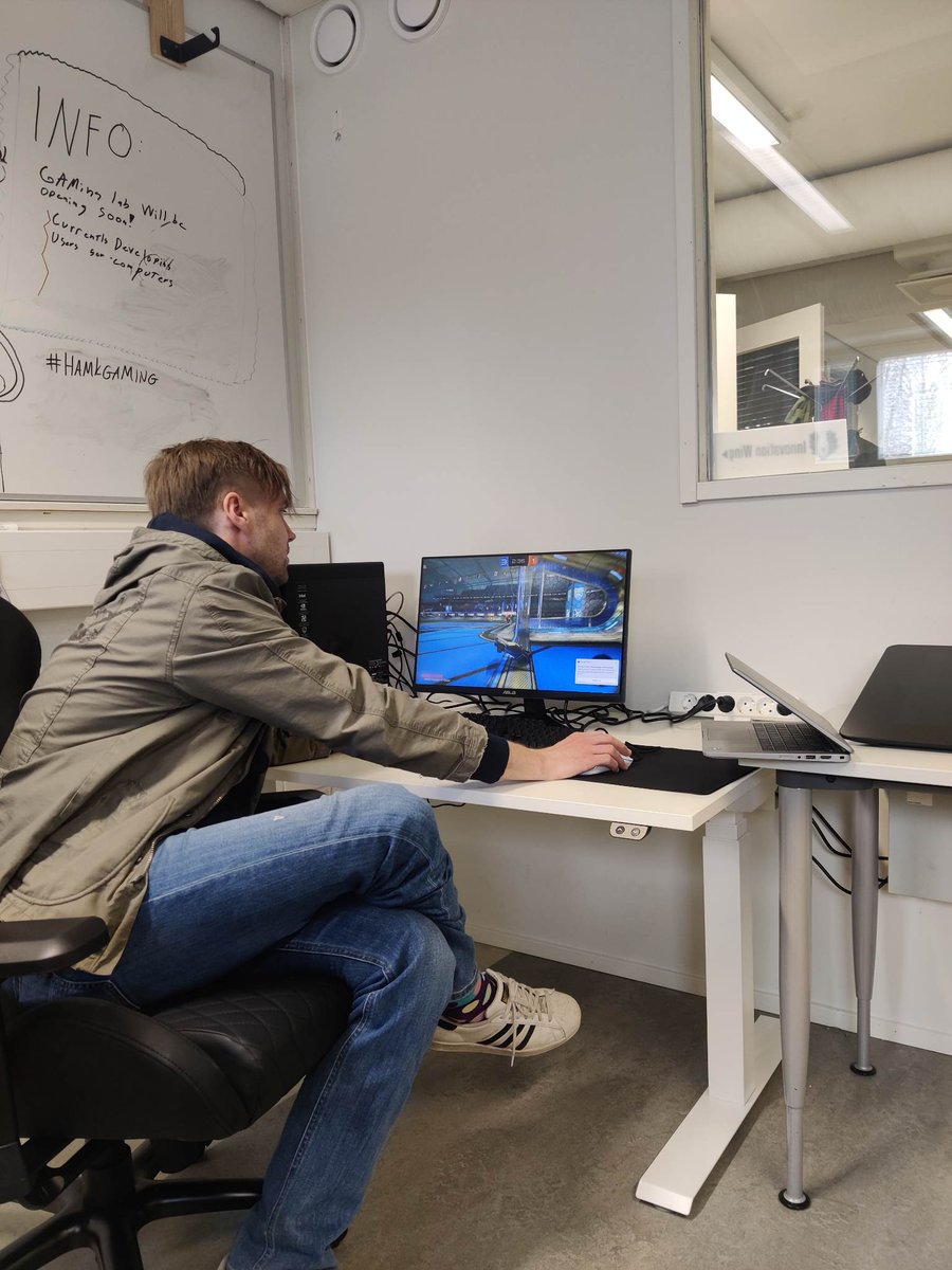 HamkGaming's tweet photo. Tänään vietettiin Hämeenlinnan korkeakoulukeskuksen Gaming Lab -tilan avoimia ovia. Hyviä keskusteluja ja vähän pelaamistakin samalla. Tila on nyt henkilöstölle ja opiskelijoille avoin ja pelattavissa 🖥️ #hamkgaming #pelitila @HAMK_UAS https://t.co/D4k0SJ5BDO