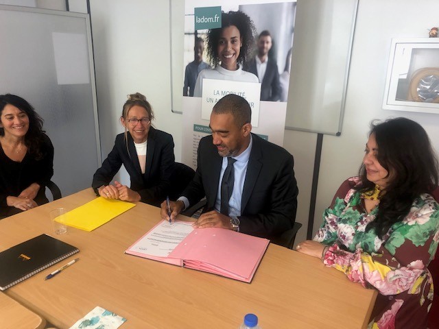 LadomOfficiel's tweet photo. Signature de 3 lettres d’engagement avec la #drafpic (Délégation régionale académique de la #formationprofessionnelle, initiale et continue) par @saidahamada, DG de #LADOM. https://t.co/wRRubCTKIz