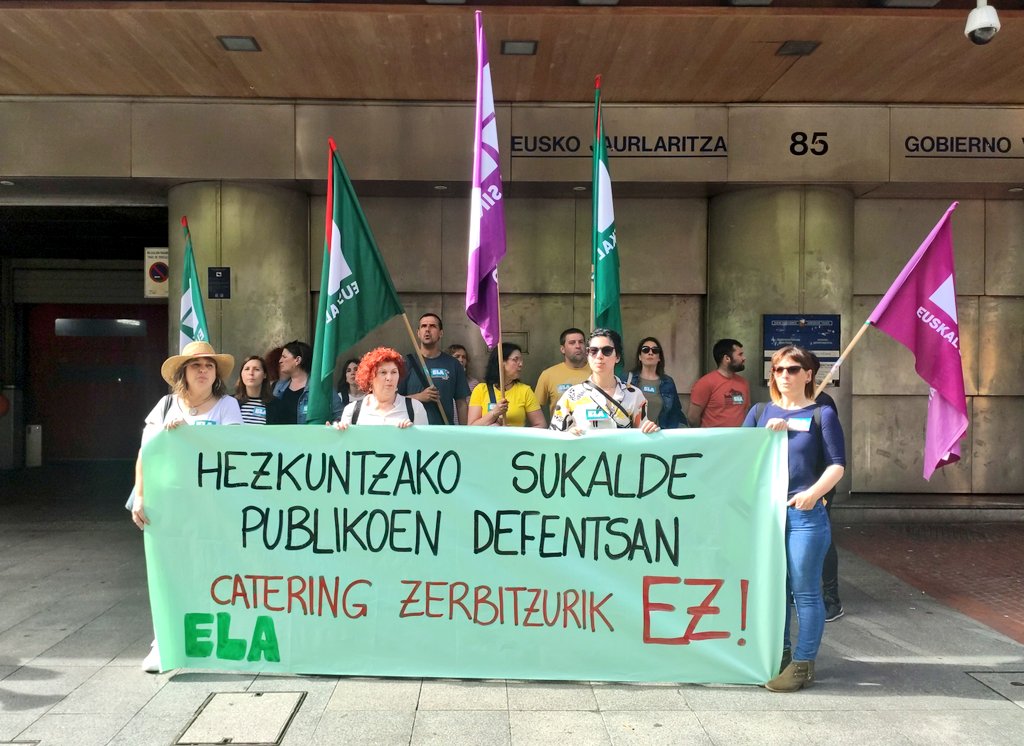 ELAHezkuntza's tweet photo. Gaur @ELAsindikatua|k deiturik, @Gob_eus aurrean kontzentratu gara hezkuntzako sukalde publikoen defentsan:

📢 Catering zerbitzurik EZ‼️

📢 PRIBATIZAZIORIK EZ‼️ https://t.co/DVqMHfDSZK