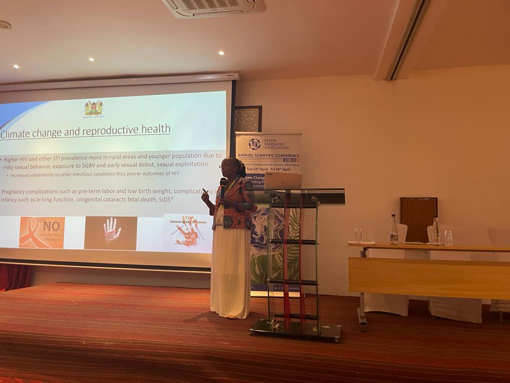 acopphe's tweet photo. Dr. #EstelleWaiguru the head of Adolescent sexual reproductive health, presenting on How Climate Change impacts the sexual and reproductive health of adolescents in Kenya.
@drlopo @kean_network
@ColleenKraft @AAPGlobalHealth @munenev @wakigera @TeresiaGitau3 @NathanUchtmann https://t.co/Cj74waTche