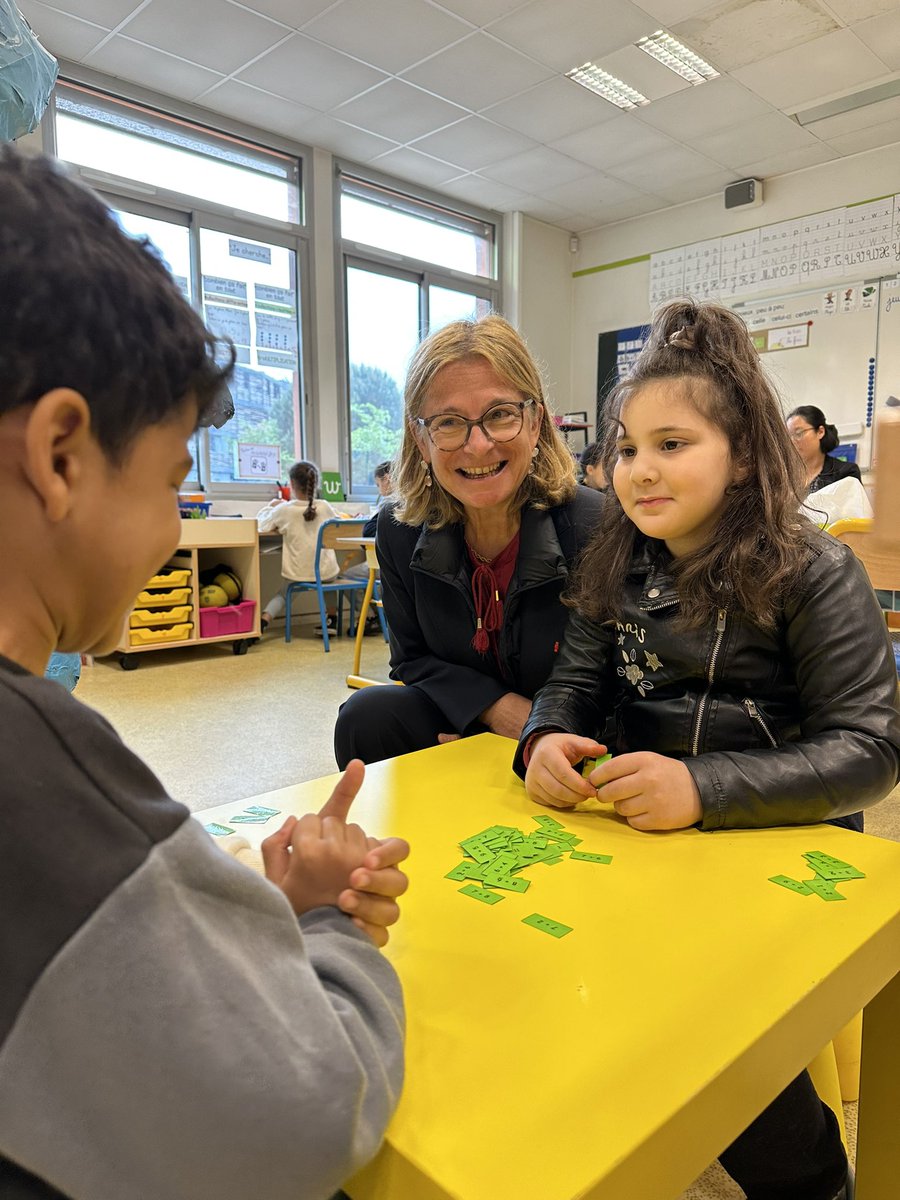 AcBordeaux's tweet photo. 💡À l'école  J. Guesde #Cenon, la rectrice @ABisagni échange avec les professeurs de classes cp dédoublées sur #NotreÉcole faisons-la ensemble de classe flexible/différenciation #pédagogique: aujourd’hui, centre guidé #fluence &amp; autonomie en #géométrie #calcul #lecture plaisir… https://t.co/3TAzxky1wq