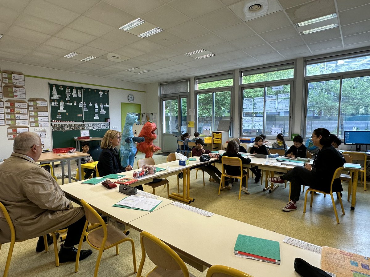 AcBordeaux's tweet photo. 💡À l'école  J. Guesde #Cenon, la rectrice @ABisagni échange avec les professeurs de classes cp dédoublées sur #NotreÉcole faisons-la ensemble de classe flexible/différenciation #pédagogique: aujourd’hui, centre guidé #fluence &amp; autonomie en #géométrie #calcul #lecture plaisir… https://t.co/3TAzxky1wq