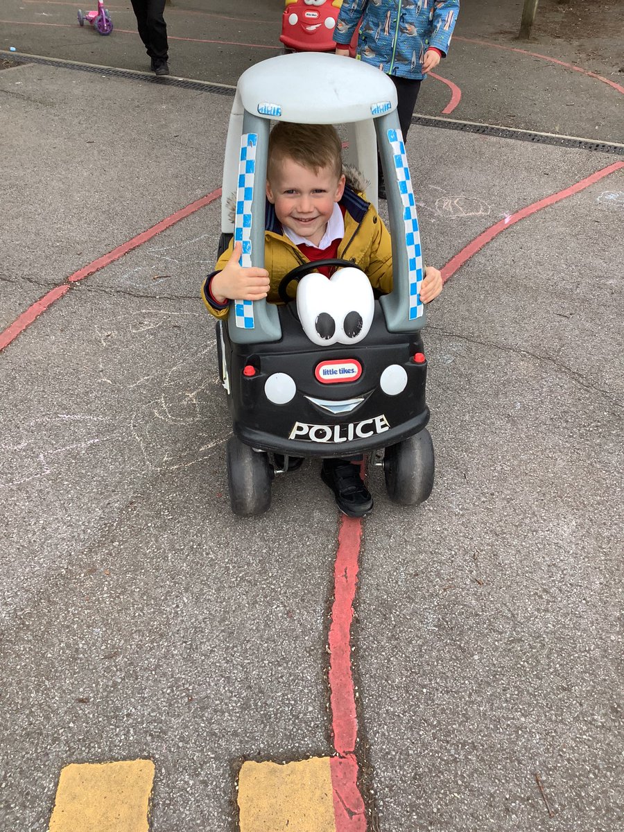 NurseryOPS's tweet image. We are taking our learning outdoors, strengthening our bodies and having lots of fun!
#learningthroughplay #eyfsphysicaldevelopment #eyfscreative