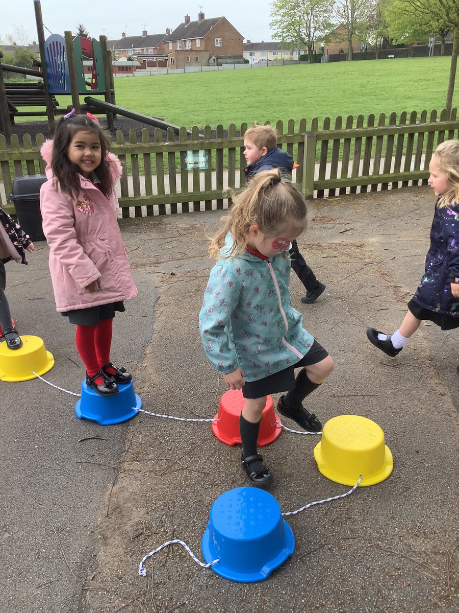 NurseryOPS's tweet image. We are taking our learning outdoors, strengthening our bodies and having lots of fun!
#learningthroughplay #eyfsphysicaldevelopment #eyfscreative