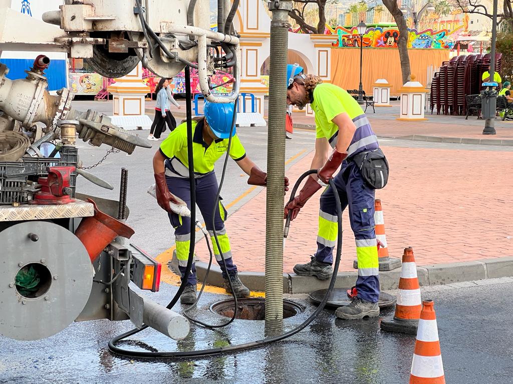 Gestagua_Saur's tweet photo. ¡Hoy en @fuengirola ultimamos los trabajos de #limpieza de las redes de #saneamiento del Recinto Ferial y su entorno, para que todo esté listo para disfrutar de la XXVII Feria Internacional de los Países! #FIPFuengirola ↗️ https://t.co/jzREZblFPK https://t.co/cuxOiyhQVl