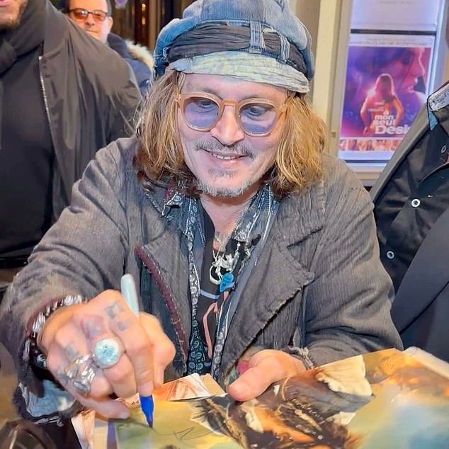 JohnnyDeppLoveo's tweet photo. Johnny last night in Paris! 
Credit to the owner. https://t.co/pYTCTQNYyN