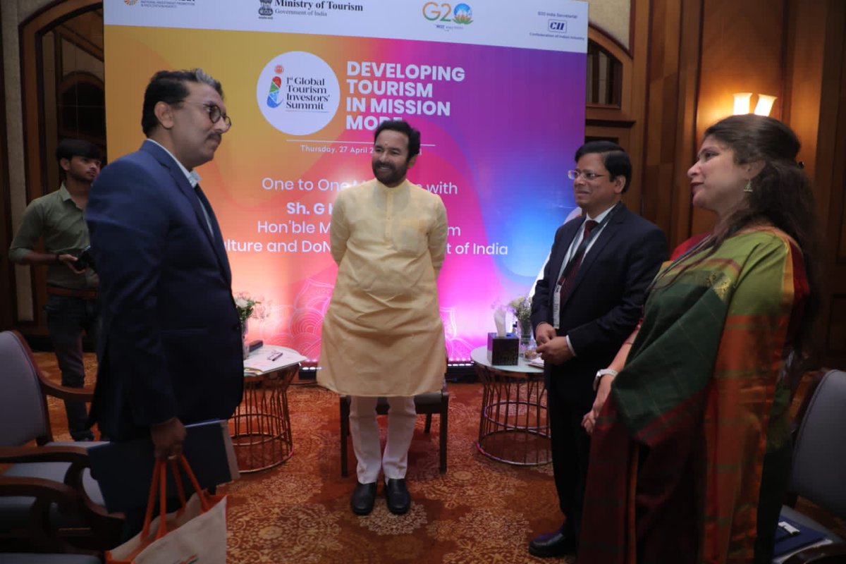 tourismgoi's tweet photo. Santhosh Kutty, Chief Operating Officer, Hotels, Mahindra Hotels and Resorts in discussion with Honble Minister regarding augmenting accommodation infrastructure in the country.

#GTIS #GTIS2023 #MumbaiRoadshow #VisitIndiaYear2023 #InvestinINDIATOURISM #InvestIncredibleIndia https://t.co/JBdoURR4Br