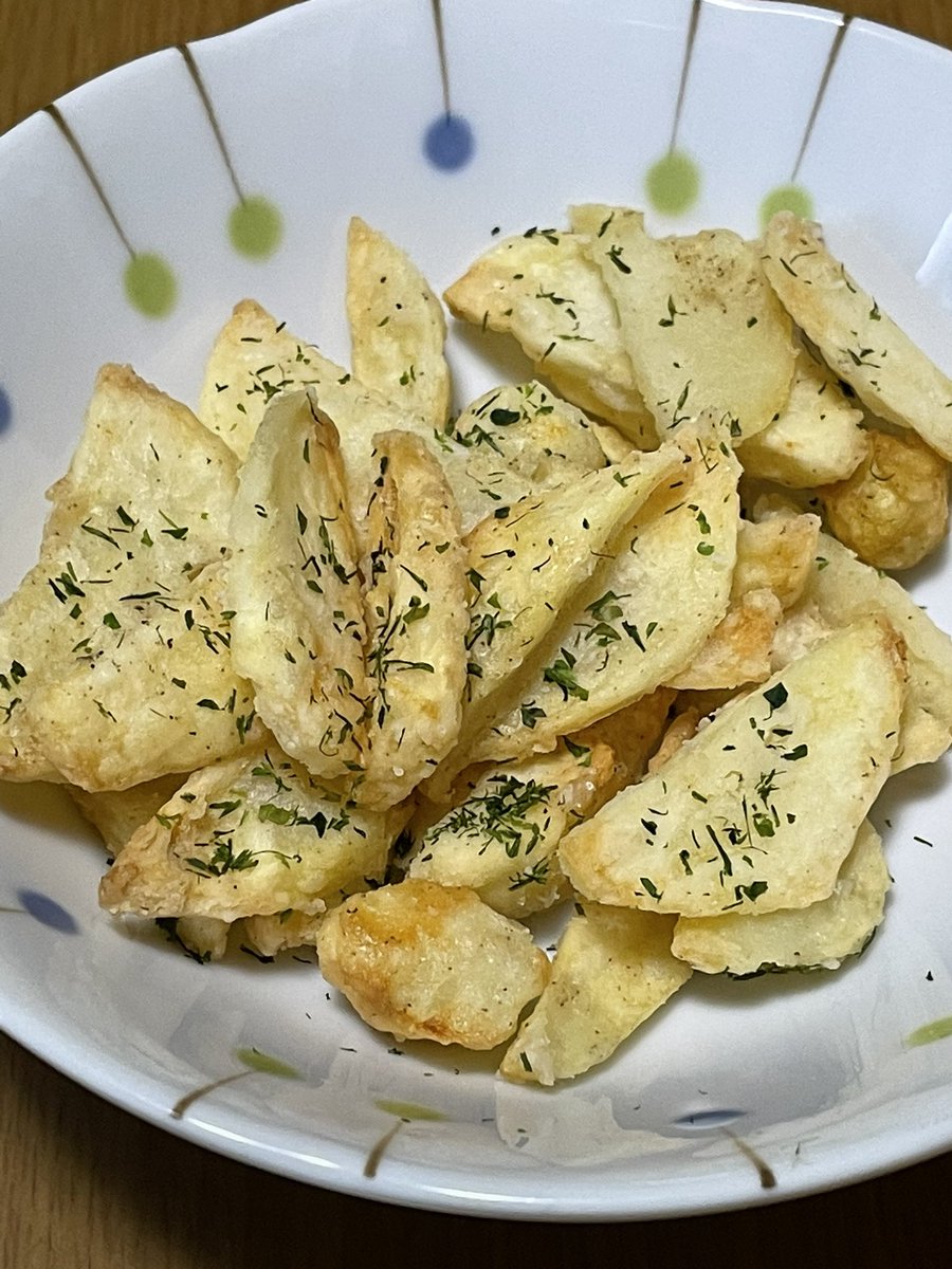 kokoyayablog's tweet photo. 庭から掘ったジャガイモは
エアオーブンで焼いてポテトフライにしましたー🥳
うますぎて味見の段階で全て食べてしまいそう!
子供の分を残さねば
#エアオーブン
#AirOven https://t.co/zEV08OHQlO