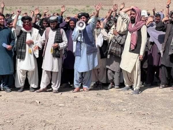 WaisBarakzai's tweet photo. مطیع الله ویسا 14 سال، ولایت به ولایت، ولسوالی به ولسوالی، قریه به قریه برای مردم ما زحمت کشید، اما ما مردم او را در کمتر از 14 روز فراموش کردیم.
#ReleaseMatiUllahWesa
32 روز https://t.co/EXawgVARoC