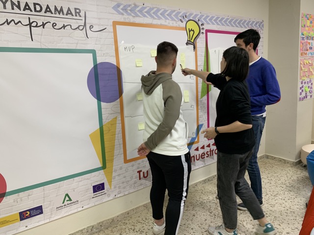 HdM1966's tweet photo. El pasado 19 de abril volvimos a tener una sesión en el marco del proyecto #RedEmprende con el alumnado participante de 2º de Dirección de Cocina T.

Esta sesión, centrada en el modelo SCRUM, tuvo lugar en el Aula de Emprendimiento del @cpifp_aynadamar

📲 https://t.co/8AgS0NNj8p https://t.co/J6V8pejrp3