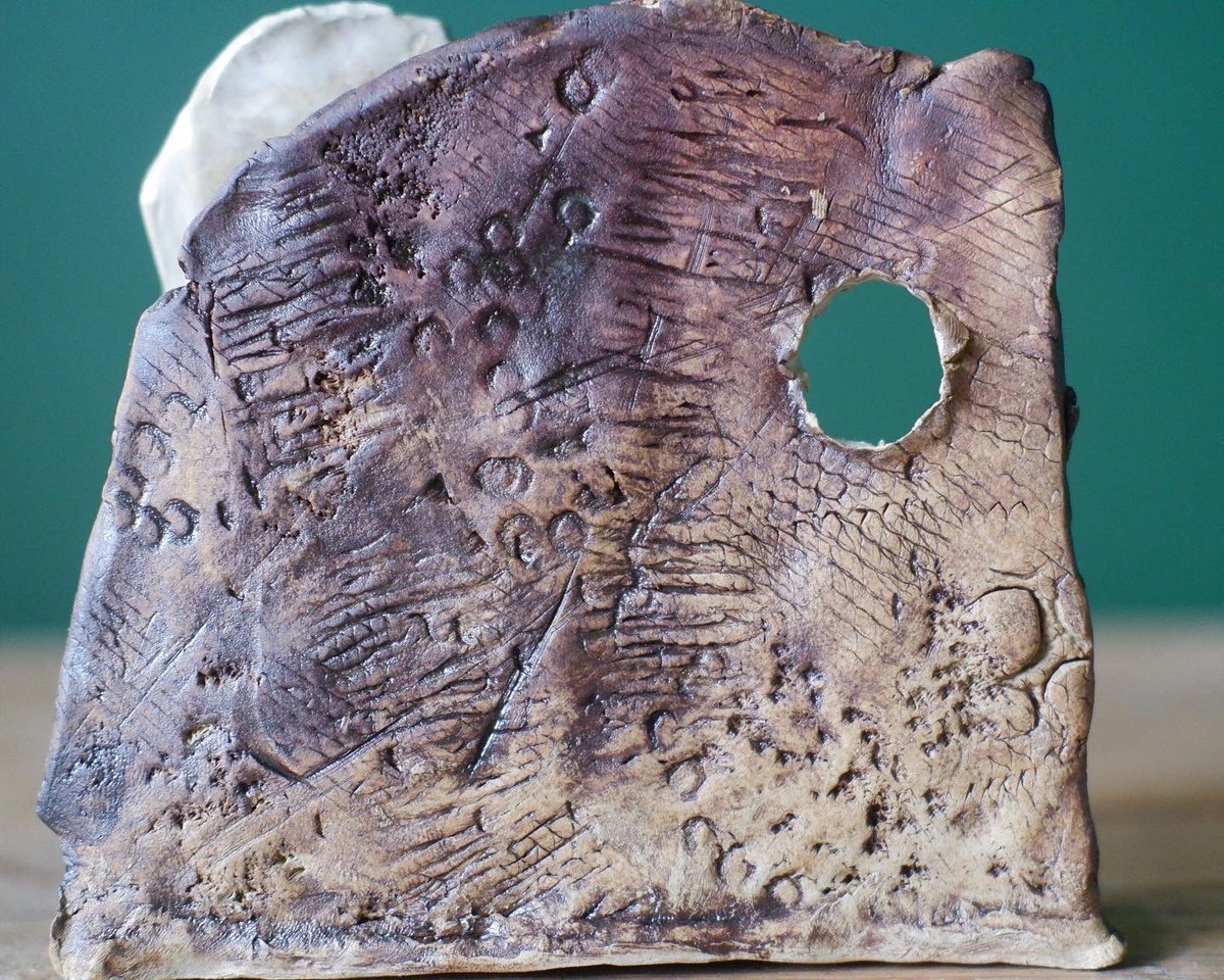 Fonda_JF's tweet image. Slab pot/sculpture
Stoneware 
JF23

#stoneware #slabpot #slabbuilt #clay #pottery #ceramic #ceramics #amateurceramics #organicforms #texture #texturedceramic